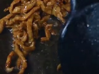 13、毛豆炒肉丝,将锅洗干净之后放入适量食用油，油温七成左右倒入准备好的肉丝滑散定型之后捞出控油！