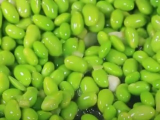 15、毛豆炒肉丝,姜蒜末炒香之后倒入已经煮好的毛豆米，加入适量盐翻炒均匀！