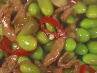 18、毛豆炒肉丝,将炒好的菜品放入准备好的盘中即可，一道美味的家常小炒毛豆炒肉丝就制作完成，可以享用美味了！