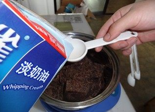 14、浓情巧克力礼盒,把黑巧克力掰成小块，加入淡奶油