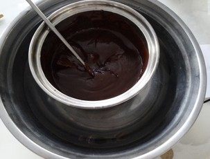 17、浓情巧克力礼盒,隔水加热并不断搅拌(温度不要太高)，直到巧克力完全溶化。所有原料搅拌均匀。拌好的巧克力放入冰箱冷藏，直到凝固。