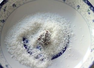 21、浓情巧克力礼盒,同上两步的方法做巧克力球，然后在椰蓉里滚一圈，放在平盘上直到巧克力球变硬。