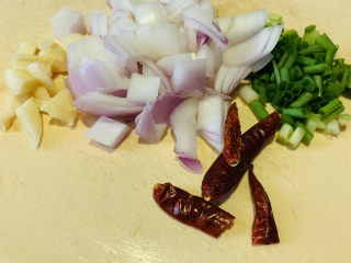 5、酸辣鸭血,煮鸭血的时候,准备蒜瓣、洋葱、辣椒、洋葱