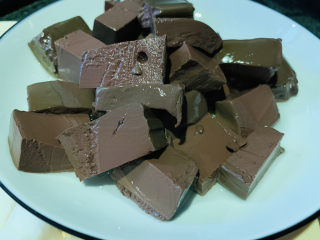 6、酸辣鸭血,鸭血捞出,用清水冲一遍