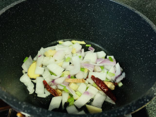 7、酸辣鸭血,锅加食用油,加入调料