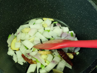 8、酸辣鸭血,大火炒香