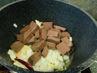 9、酸辣鸭血,加入鸭血