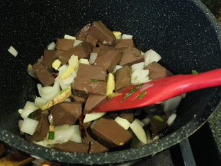 10、酸辣鸭血,翻炒鸭血