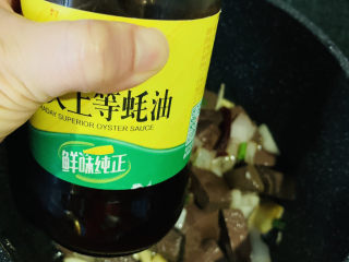 13、酸辣鸭血,加蚝油,翻炒均匀调料