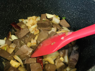 15、酸辣鸭血,翻炒