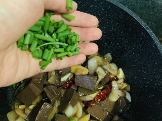 16、酸辣鸭血,撒入葱粒