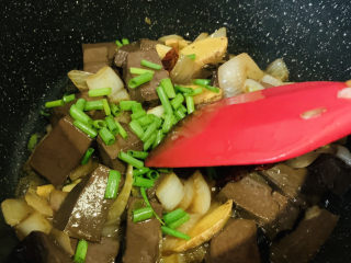 17、酸辣鸭血,翻炒