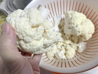 1、大年夜@团圆饭～油辣子花菜,花菜我们用手拨开一瓣一瓣的。