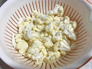 2、大年夜@团圆饭～油辣子花菜,拨到大小基本一致。