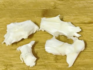 3、大年夜@团圆饭～油辣子花菜,这是拨剩下的茎。