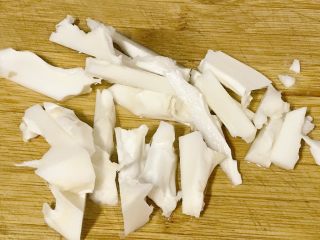 4、大年夜@团圆饭～油辣子花菜,我们用刀切成段。