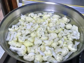 5、大年夜@团圆饭～油辣子花菜,烧开水，绰烫一下花菜。