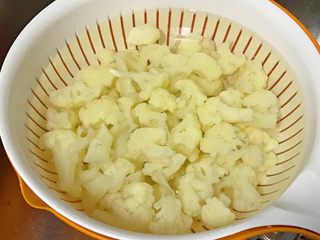 6、大年夜@团圆饭～油辣子花菜,绰烫好了，过冷水，沥干水分。