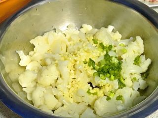 7、大年夜@团圆饭～油辣子花菜,加入蒜末和葱花。