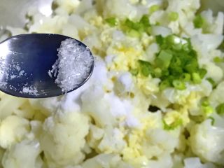 9、大年夜@团圆饭～油辣子花菜,少许味素，拌匀。