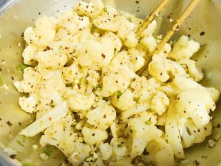 12、大年夜@团圆饭～油辣子花菜,充分拌匀。