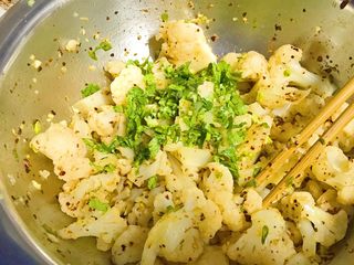 13、大年夜@团圆饭～油辣子花菜,香菜也切末，容易吸附于花菜上。