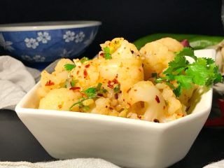 14、大年夜@团圆饭～油辣子花菜,清新爽口的开胃菜，就可以上桌了。