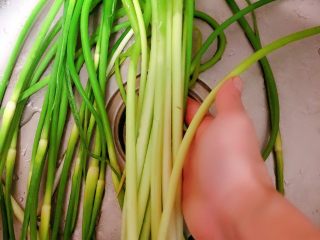 1、凉拌蒜苔,我们先准备蒜苔，去根、去头