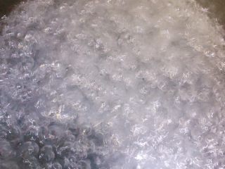 2、凉拌蒜苔,锅里放水烧开