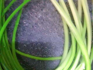 4、凉拌蒜苔,放入蒜苔