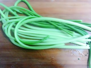 5、凉拌蒜苔,焯好的蒜苔