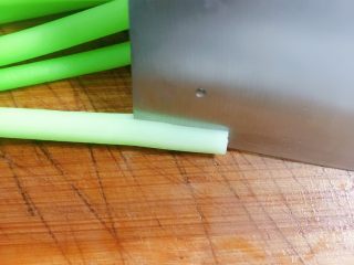 6、凉拌蒜苔,蒜苗上打十字花刀