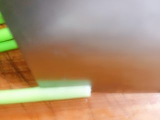 7、凉拌蒜苔,翻个面同样再切一刀