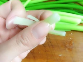 8、凉拌蒜苔,十字刀划好，我们这样撕开