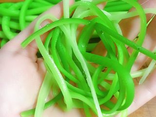 9、凉拌蒜苔,撕成这样的小条