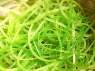 10、凉拌蒜苔,都撕完了