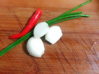 11、凉拌蒜苔,准备蒜葱辣椒