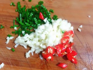 12、凉拌蒜苔,切好备用