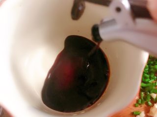 13、凉拌蒜苔,准备一个碗，里面到适量的酱油