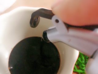 14、凉拌蒜苔,倒入点醋