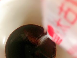 15、凉拌蒜苔,加入糖