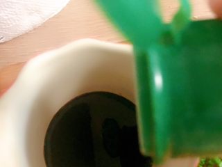 16、凉拌蒜苔,放入适量白胡椒粉