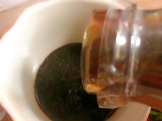 17、凉拌蒜苔,倒入适量蚝油