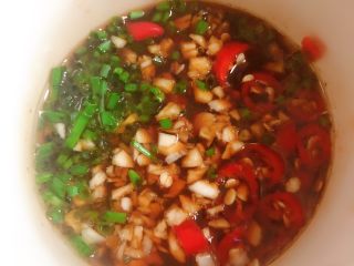 21、凉拌蒜苔,调料碗里放入葱蒜辣椒