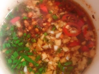 24、凉拌蒜苔,浇到调料碗里