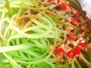 25、凉拌蒜苔,倒入撕好的蒜苔里