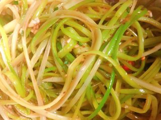 26、凉拌蒜苔,拌均匀