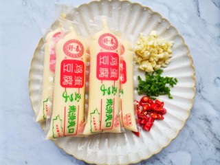1、脆皮日本豆腐,准备好所有食材。