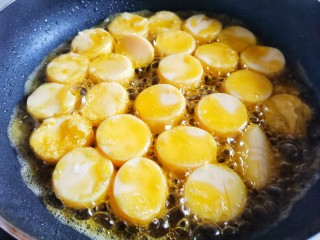 3、脆皮日本豆腐,锅倒油，下日本豆腐煎至两面金黄捞出。