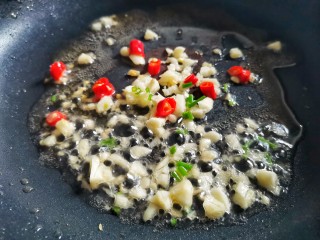 10、脆皮日本豆腐,锅中热油，加入葱蒜，小米椒，